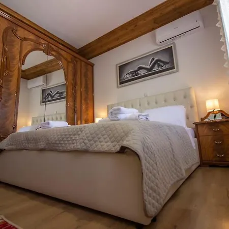 Apartament Emblematic House 3 *