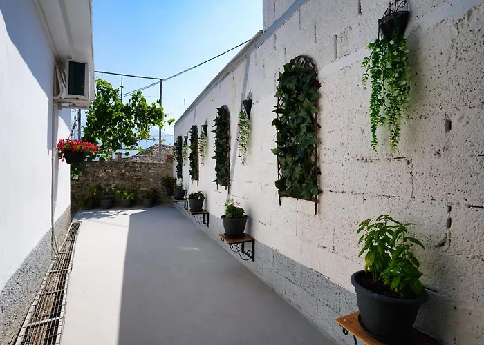 Emblematic House 3 아파트 Gjirokastër